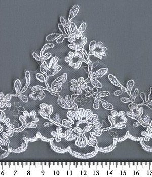 06-1062 Fehér zsinórozott ezüst szálas szegő csipke 11,5cm