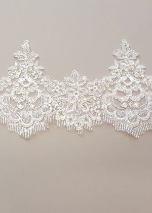 06-1094 Krém zsinórozott színjátszó szegő csipke 16cm