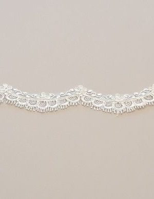 06-1167 Törtfehér cakkos keskeny csipke szegő – finom zsinórozással