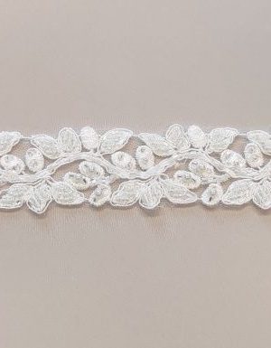 06-1174 Krém zsinórozott gyöngyös szegő csipke 4,5cm