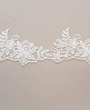 06-1197 Törtfehér muszlin alapú légcsipke szegő 12cm