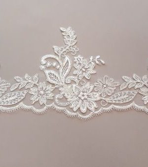 06-1228 Krém zsinóros csipke szegő 15 cm