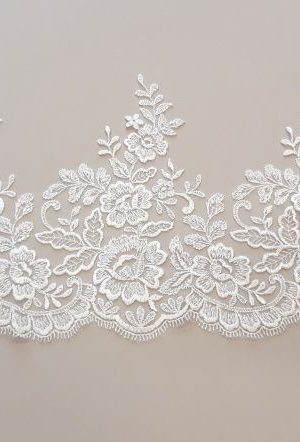 06-1232 Krém hímzett szegő csipke 24cm széles