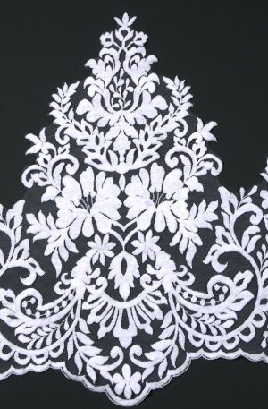 06-1247 Fehér dúsan hímzett szegő csipke 40cm széles