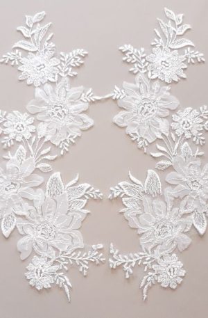 06-1262 Törtfehér színű páros csipke muszlin applikációval