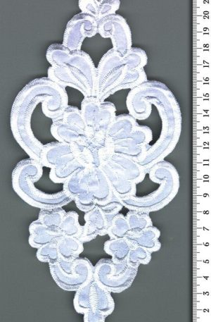 06-405 Szatén alapú fehér csipkemotívum