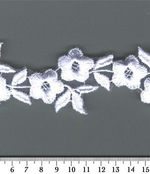 06-861 Krém hímzett szegő csipke 3cm