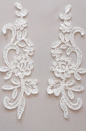 06-926 Tüll alapú zsinóros krém páros csipke