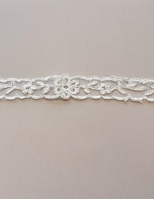 06-973 Krém tüll alapú hímzett arany szálas szegő csipke 2cm