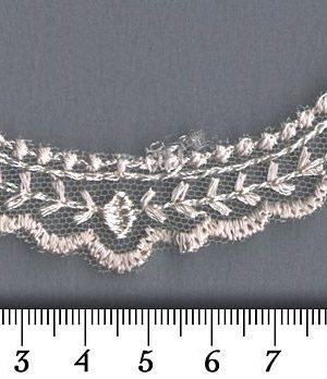 06-974 fehér tüll alapú hímzett szegő csipke 3cm (L1144-N58)