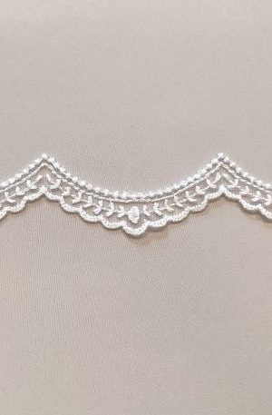 06-975 krém tüll alapú hímzett szegő csipke 3cm