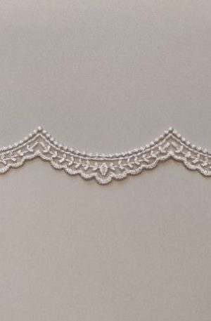 06-976 Pezsgő tüll alapú hímzett szegő csipke 3cm