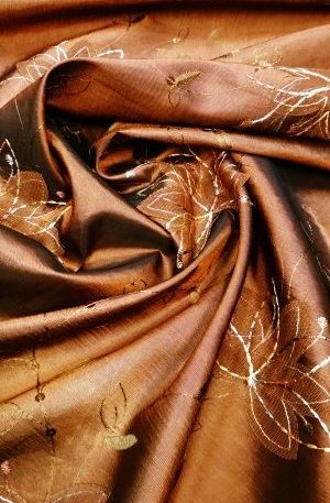 15-14 Barna himzett gyűrt taft 150 cm