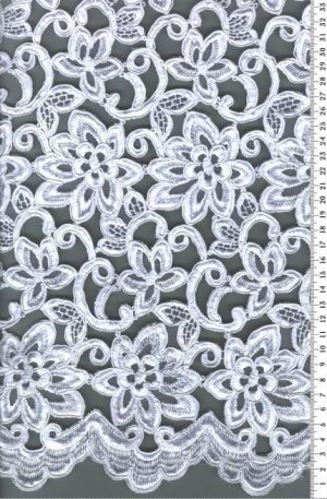 28-148 Fehér organza alapon, zsinórozva