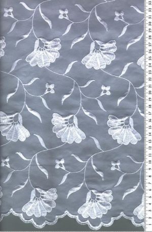 28-185 Fehér organza alapon hímzett csipke