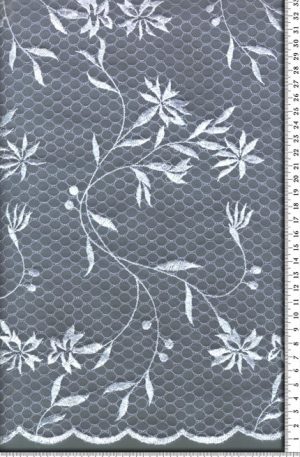 Fehér organza alapon hímzett csipke 28-262