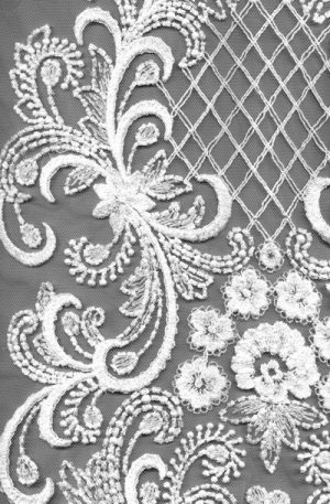 28-686 Fehér Tüll alapon, zsinórozott csipkeanyag