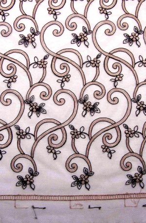 28-m-5 Drapp színű, hímzett csipkeanyag 150cm