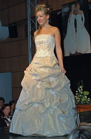 33-3153 L Cappucino báli ruha