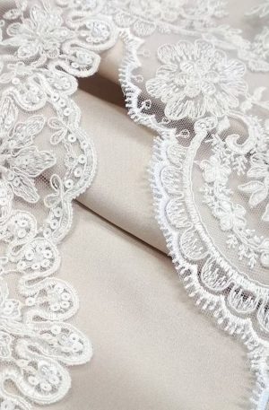 Törtfehér csipkeanyag