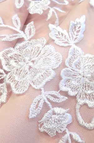 Fehér csipkemotívum