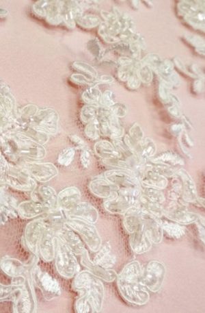 Törtfehér páros csipkemotívum