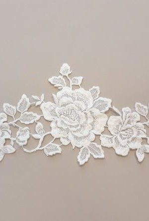 Krém színű, organza alapú, dúsan hímzett szegő csipke.