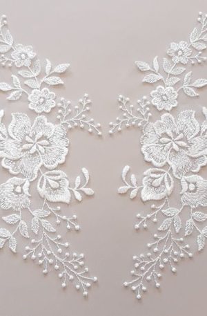 06-1278 – Törtfehér páros csipke különleges virágmintával