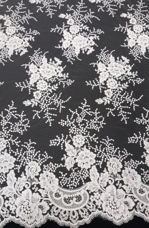 28-731 Fehér és törtfehér romantikus virágmintás csipkeanyag