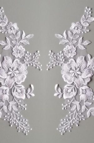 06-1278 – Törtfehér páros csipke különleges virágmintával
