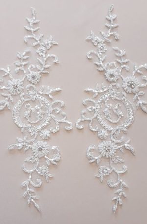 06-1076 Tüll alapú törtfehér, gyöngyös páros csipke