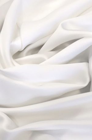 15-565 Törtfehér elasztikus lágyszatén 150cm