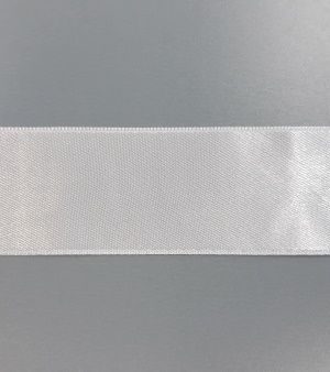 31-044-28 törtfehér szatén szalag 3.8 cm széles