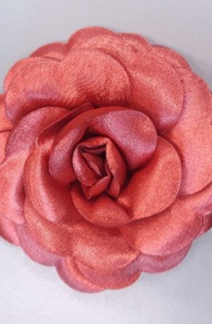 30-13 Téglavörös szatén pufi rózsa 8cm