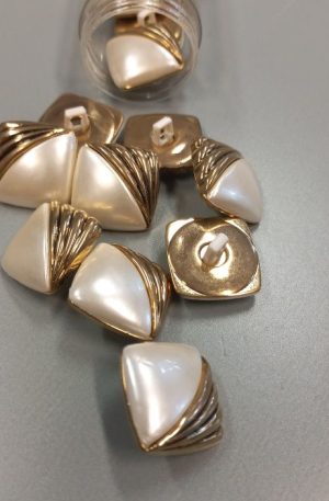 01-098 Arany-törtfehér színű műanyag gomb