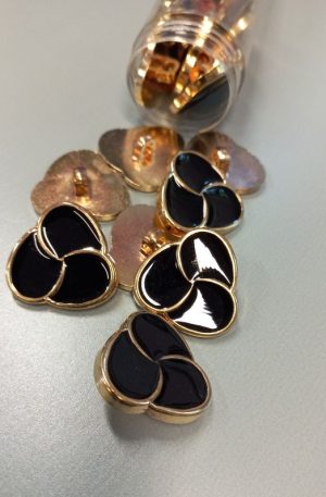 01-102 Arany-fekete színű műanyag gomb