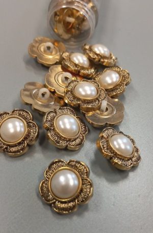 01-113 Arany-törtfehér színű műanyag gomb