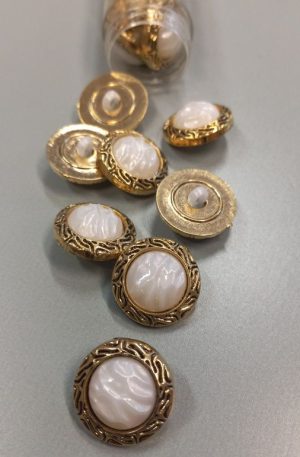 01-250 Arany-törtfehér színű műanyag gomb