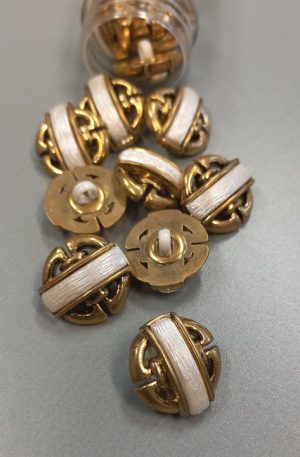 01-185 Arany-törtfehér színű műanyag gomb