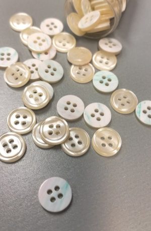 01-002 Krém-színes műanyag gomb