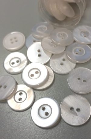 01-001 Törtfehér műanyag gomb