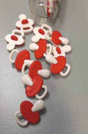 01-166 Piros cumi gomb