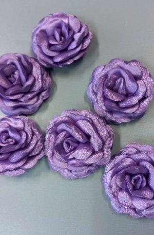 30-31 Levendula lila szatén pufi rózsa 5cm