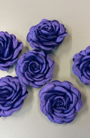 30-32 Sötétlila szatén pufi rózsa 5cm