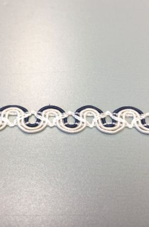 31-080-34 Kék-törtfehér díszítő szalag 1,5cm széles