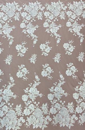 28-742 Törtfehér virágos csipke anyag – romantikus, hímzett tüll csipke