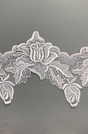 06-293 Fehér organza alapú szegő csipke 15cm széles