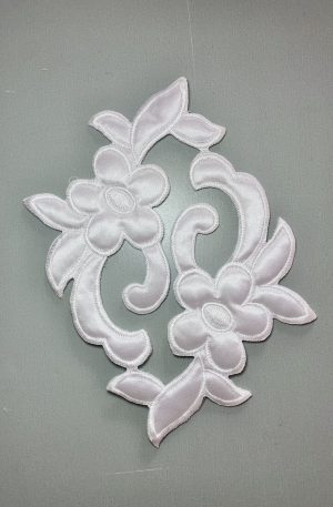 06-428 Steppelt szatén fehér csipkemotívum