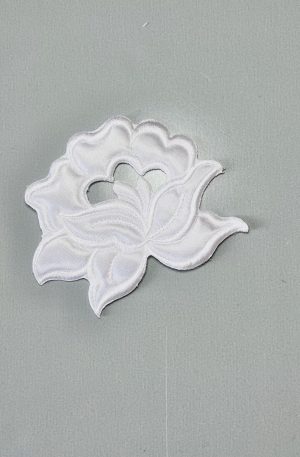 06-433 Steppelt szatén fehér csipke virág