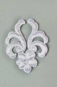 06-438 Steppelt szatén fehér csipkemotívum